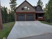 New 5 Bed 4 Bath Cabin, Fire Pit, Hot Tub, Arcade Games & All Paved Roads Hoteles en South Lawrence