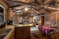 22 miles to Round Top, 3/2 w/ trailer parking, relaxing cozy cabin w/ lake, wifi