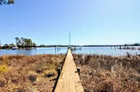 Travelers Rest Spacious 5BR Pool riverfront Pier charming Easton Saint Michaels