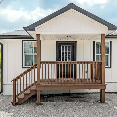 Completely renovated 2 bedroom apartment in quaint Celina