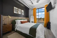 Hot Tubs ~ Pet Friendly ~ Rooftop Terrace  ~ Close to Downtown