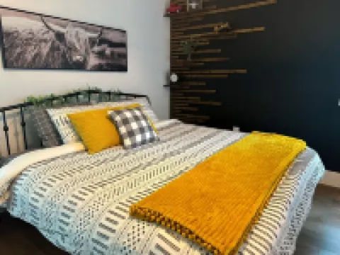 Luxury Cabin Sleeps 6 with Hot Tub and Outdoor Movie