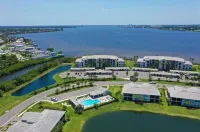 NEW MODERN COASTAL CONDO……GORGEOUS RIVER VIEWS! Hotels in der Nähe von Ellenton Premium Outlets