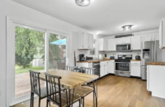 King Bed+Deck+Fenced Back Yard+Pets Welcome!