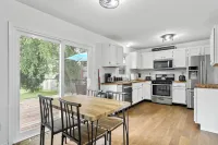 King Bed+Deck+Fenced Back Yard+Pets Welcome!