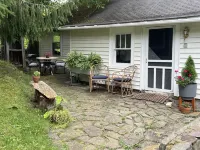 Cozy cottage on the hill in the heart of Warm Springs. バスのホテル