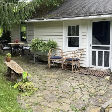 Cozy cottage on the hill in the heart of Warm Springs.