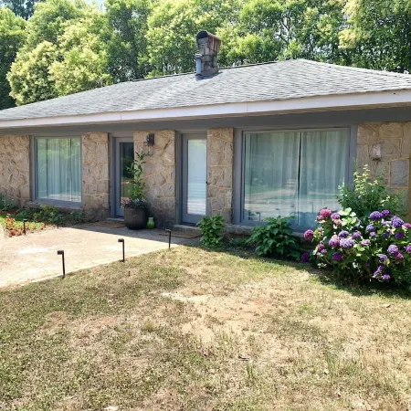 Cozy Carriage House in Downtown Forest City! Отели в г. Кул Спринг