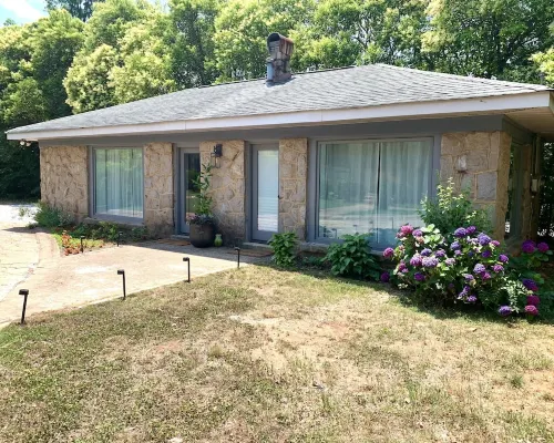 Cozy Carriage House in Downtown Forest City! Hotels in Cool Spring