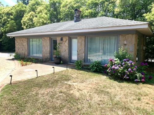 Cozy Carriage House in Downtown Forest City! Hotels in Forest City