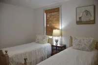 Farmhouse Bungalow ❁ 3 miles - UT ⑊ free parking Hotels near Clinton Plaza