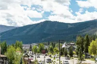 Cozy Downtown Condo with Jacuzzi 5 Min from Resort