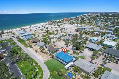 Ready Post Storms! Owner's Featured on HGTV - Mid Island - Private Beach Path Santini Marina Shopping Plaza附近的飯店