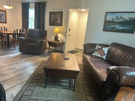 1 MILE TO BEACH ACCESS, MOUTH  OF KENAI RIVER! Отели в г. Кенай