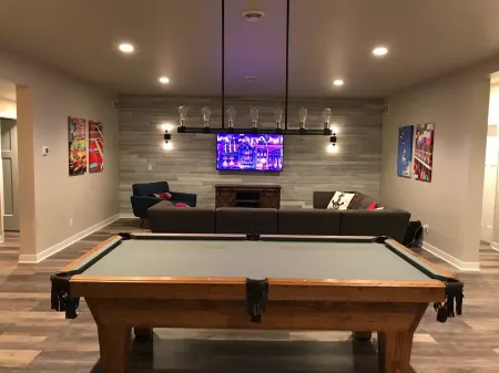 Vacation In STYLE! 2 minutes to Road America, Beach, Golf, Downtown Elkhart Lake