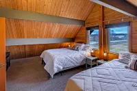 Perfect Alaskan Get away! Comfy, cozy, and remote…you will not regret it.