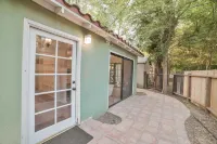 Charming Fig Garden Village Spanish style home! 행크스 스왕크 파르 3 골프 코스 주변 호텔