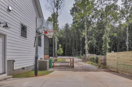 Emmy’s House - Modern Farm House near Paris Mtn