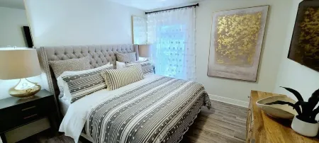 POSHPADZ - Banyan Villa - Close to Jupiter Beach - Private Pool & Tiki Sleeps 8 Отели рядом с достопримечательностью «Uptown Art Jupiter»