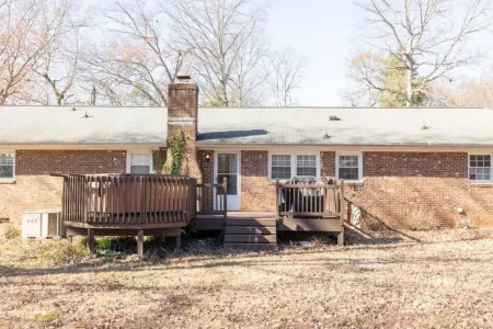 Beautiful Home. W/Hot Tub. Open Floor Plan.