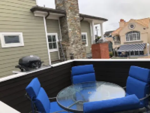 Newly renovated, Reserved Parking, Rooftop Deck, HVAC Steps to Bay Beach & Shops