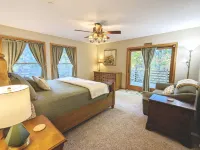 Kingsville Lodge Private Retreathot tub, pond, boats, gameroom, + more