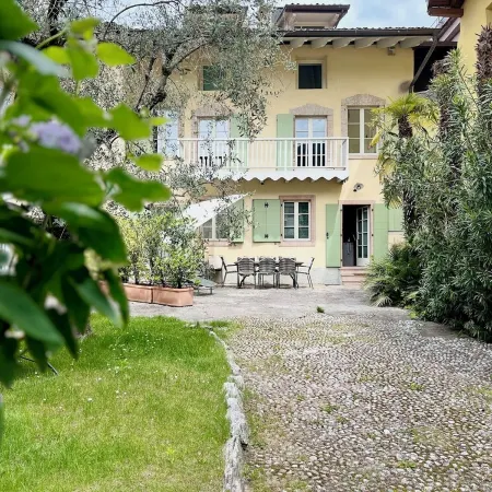 Lake Garda: Idyllic villa in quiet village center with olive and palm trees garden