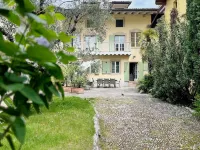 Lake Garda: Idyllic villa in quiet village center with olive and palm trees garden 나고 호텔