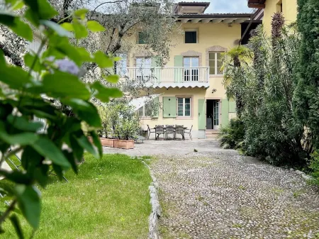 Lake Garda: Idyllic villa in quiet village center with olive and palm trees garden
