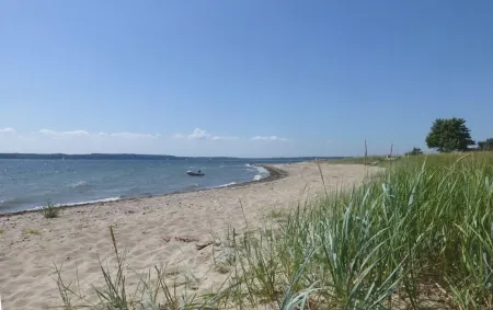 Idyllic farm cottage only 600 m from the Baltic Sea, natural beach, no car traffic Отели в г. Баркельсби