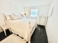 Huge Views / Quiet / Nature / Outdoor Tub - The Stained Glass Palace Hotels near Hill Country Miniatures Museum