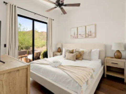 Luxury Sonoran Nights,Walk to Cave Creek, Heated Pool/Hot Tub, Backs Black Mtn