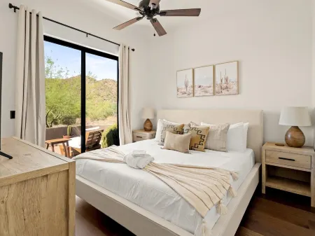 Luxury Sonoran Nights,Walk to Cave Creek, Heated Pool/Hot Tub, Backs Black Mtn Отели в г. Кейв Крик