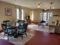 Honeysuckle Cottage 50 minutes from Pioneer Woman.