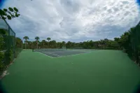 SANDY TUNDRA TOWNHOUSE, WATER-VIEWS, BOAT SLIP, PRIVATE BEACH, CLUB ACCESS