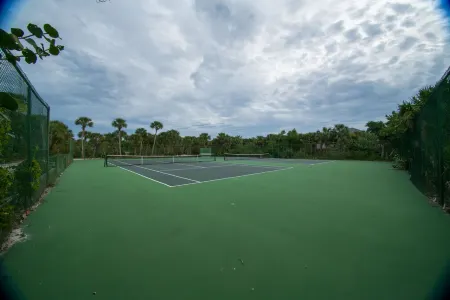 SANDY TUNDRA TOWNHOUSE, WATER-VIEWS, BOAT SLIP, PRIVATE BEACH, CLUB ACCESS