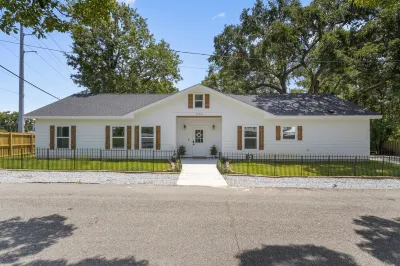 Beautiful New Home Just Mins to the Beach, Aquarium, Buc-Ees, and Downtown! Hotels near TrainTastic! formerly: Mississippi Coast Model Railroad Museum