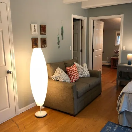 Newly refurbished, Sunny bright In-law suite.15 minute easy drive to Boston