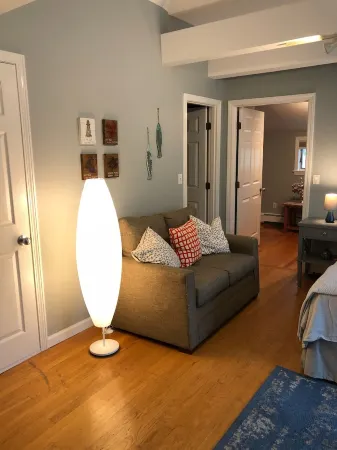 Newly refurbished, Sunny bright In-law suite.15 minute easy drive to Boston Отели рядом с достопримечательностью «Watertown Dam»