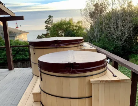 Ocean & River View EVC Hot & Cold Tubs Outdoor Shower Walk to Town Dog Friendly