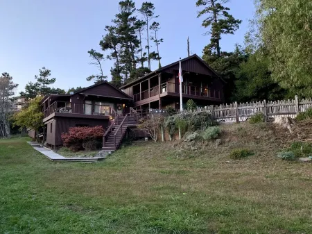 Ocean & River View EVC Hot & Cold Tubs Outdoor Shower Walk to Town Dog Friendly