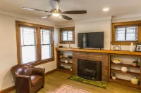 Spacious 3 bedroom home near KUMED and Westport in Kansas City