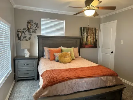 NEW! Tracks & Trails Cottage - 3 min from Hwy I-40