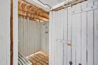 Steps to the Beach! Tradiontal beach bungalow. Hooked On a Feelin' -II Sleeps 10