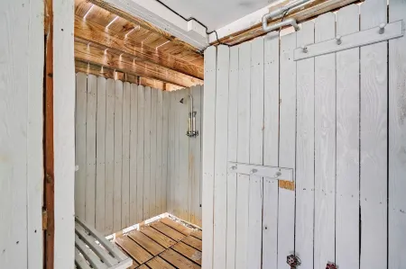 Steps to the Beach! Tradiontal beach bungalow. Hooked On a Feelin' -II Sleeps 10