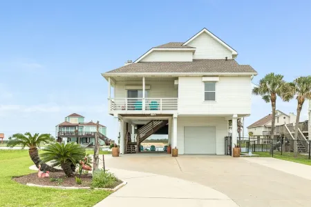 5★ Waterfront home w/ bikes & kayaks, fire pit! Amazing underwater fishing light