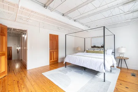 Mainstay In Fay on Dickson St. Отели рядом с достопримечательностью «Арканзас Эр энд Милитари Музеум»