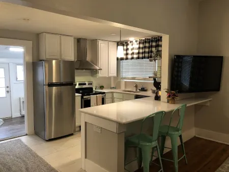 Bright & Beautiful Turn-of-the-Century Modern Home Отели рядом с достопримечательностью «Discovery Center of Springfield»