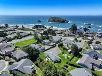 Dawson's Landing, by the beach! 5-minute walk to beach access! Hotels in Brookings