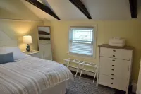 Beautiful,  updated 3 bedroom home with parking for 8 cars in downtown Newport  호텔